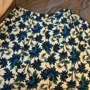 SWAK 💋Plus-sized, fun floral skirt! Think spring!